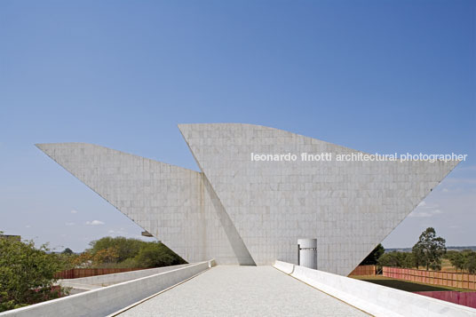 panteão da pátria e da liberdade tancredo neves oscar niemeyer