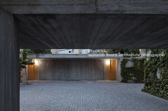 duas casas em santa isabel bak gordon arquitectos