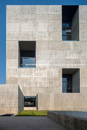 centro de innovación - universidad católica alejandro aravena