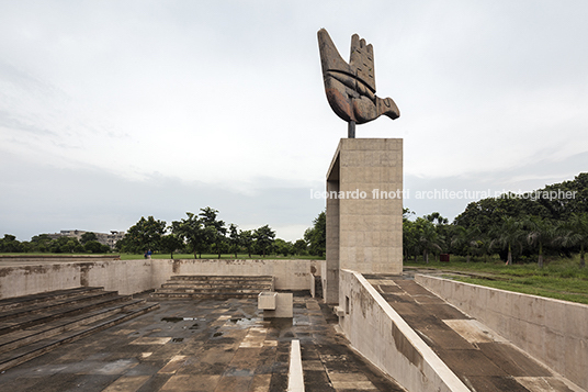 the monument of the open hand le corbusier