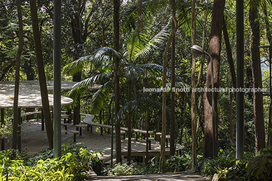 pavilhão de verão da casa de vidro sol camacho