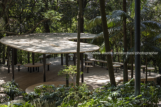 pavilhão de verão da casa de vidro sol camacho