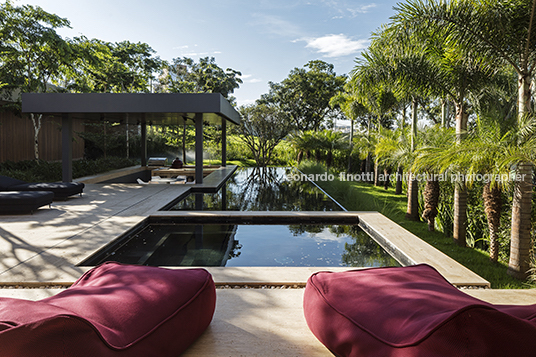 rv3 house aguirre arquitetura