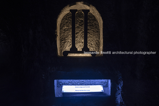 museo subterráneo monumental 180 metros/ catedral de sal yemail arquitectura