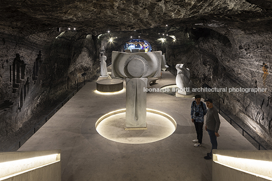 museo subterráneo monumental 180 metros/ catedral de sal yemail arquitectura