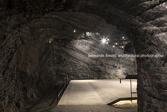 museo subterráneo monumental 180 metros/ catedral de sal yemail arquitectura