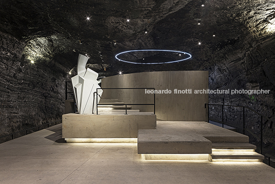 museo subterráneo monumental 180 metros/ catedral de sal yemail arquitectura
