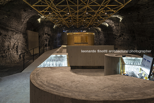 museo subterráneo monumental 180 metros/ catedral de sal yemail arquitectura