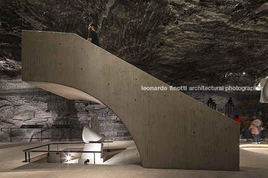 museo subterráneo monumental 180 metros/ catedral de sal yemail arquitectura