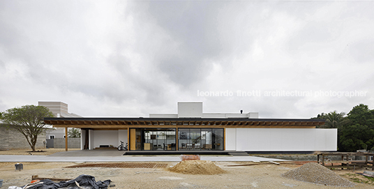 casa mlc jobim carlevaro arquitetos