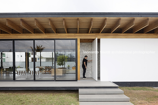 casa mlc jobim carlevaro arquitetos