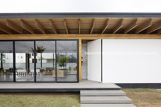 casa mlc jobim carlevaro arquitetos